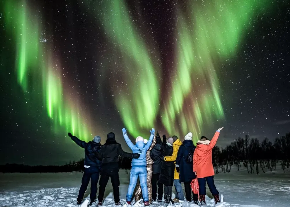 Nhóm khách dưới cực quang ở Murmansk