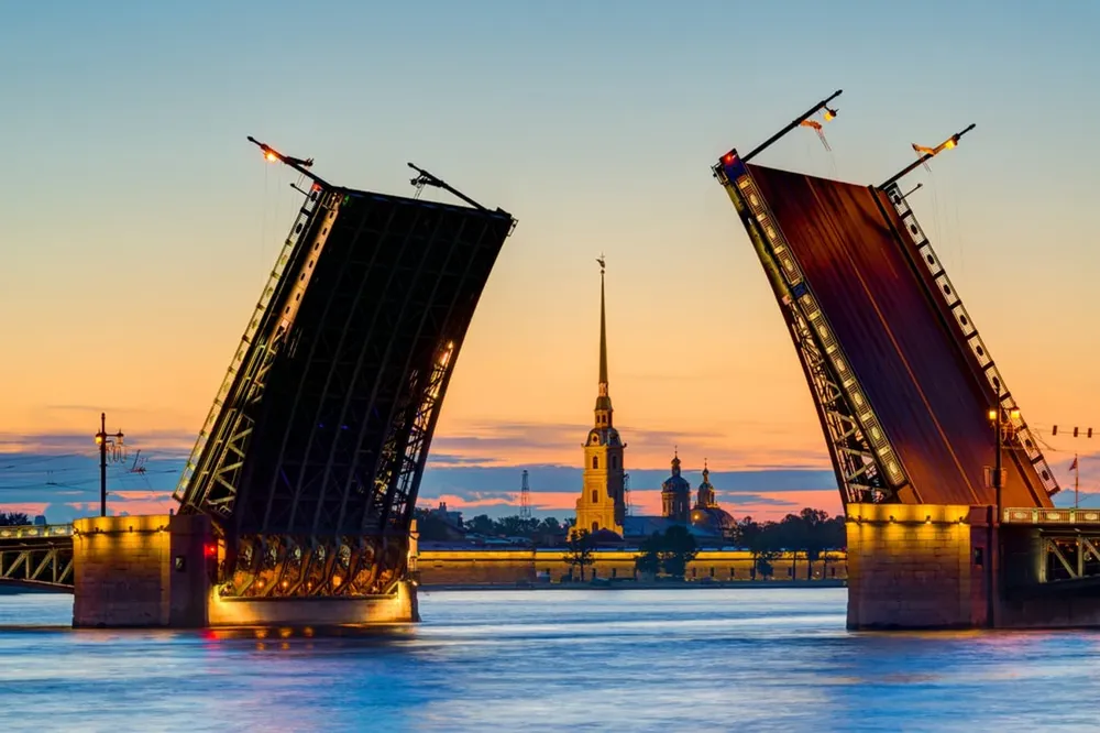 Cầu mở trên sông Neva, St. Petersburg